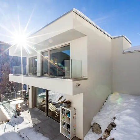 New Modern 4br With Mountain Views In Villa